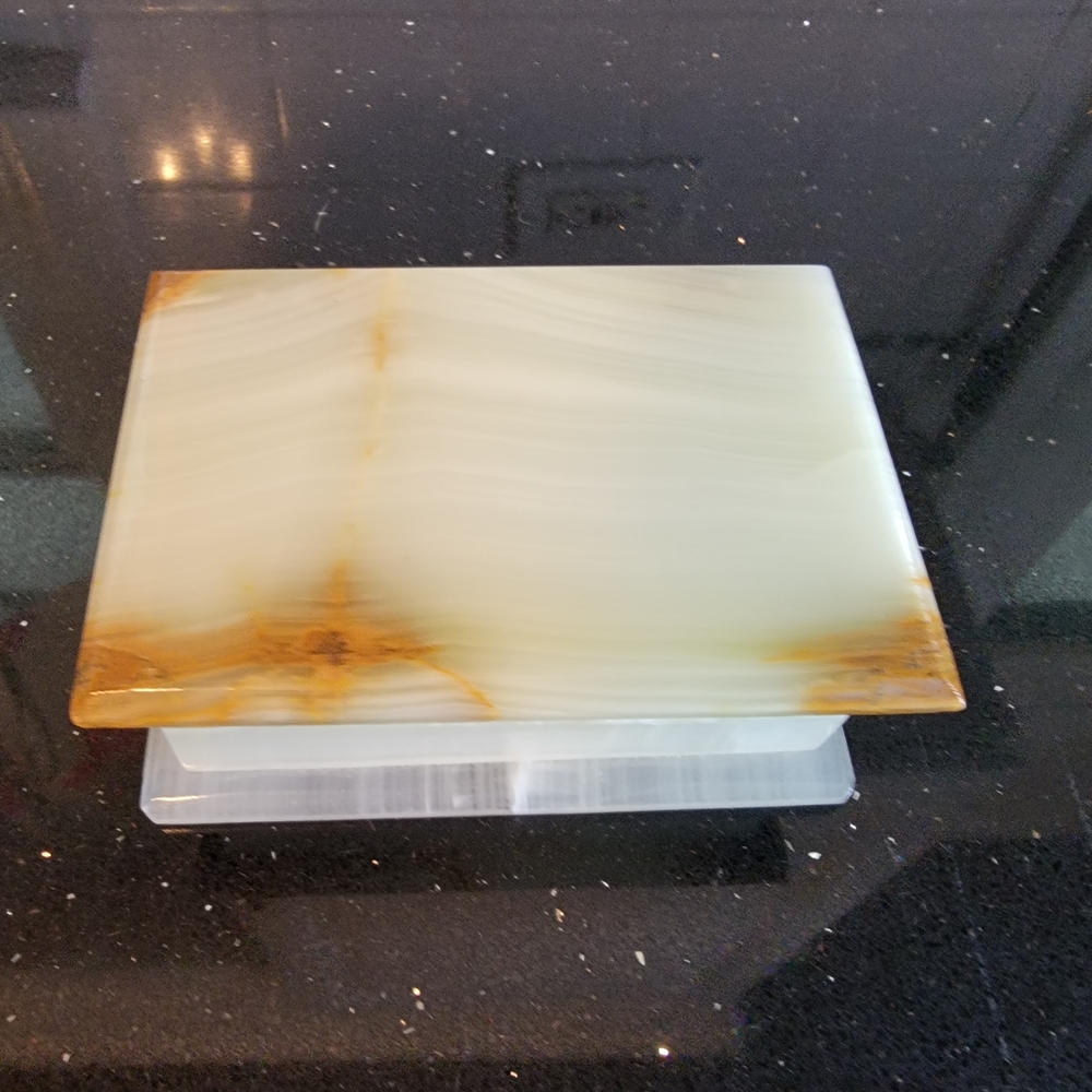 Vintage Marble Cream Hinged Trink Box. Beautiful Veins